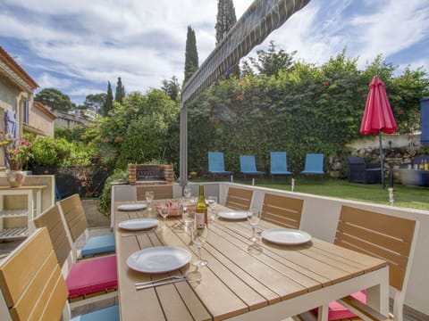 Cloud, Table, Sky, Furniture, Property, Chair, Plant, Building, Outdoor Furniture, Outdoor Table