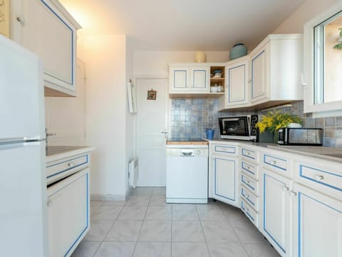 Cabinetry, Property, Countertop, Building, Kitchen Appliance, Drawer, Kitchen, Kitchen Stove, Interior Design, Home Appliance