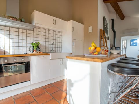 Countertop, Property, Kitchen Sink, Cabinetry, Sink, Tap, Plumbing Fixture, Kitchen Stove, Kitchen, Interior Design