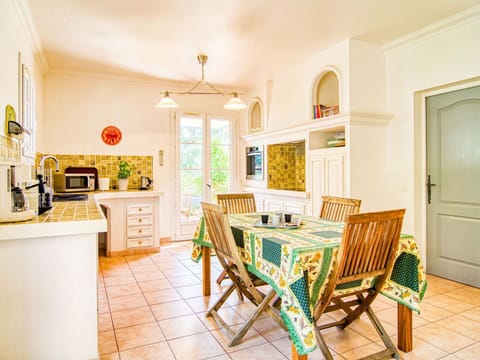 Furniture, Picture Frame, Property, Window, Table, Chair, Cabinetry, Interior Design, Wood, Floor