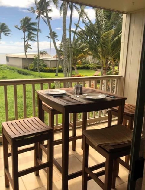Front Room Lanai - Beautiful view/great for coffee or happy hour drinks