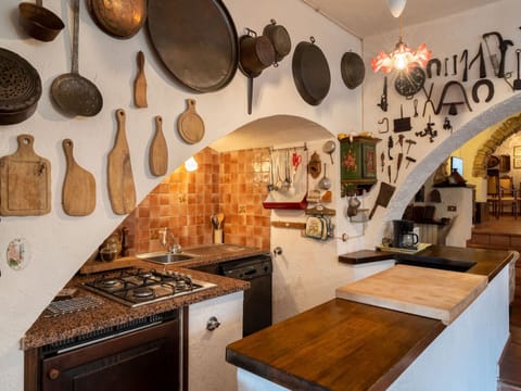 Property, Table, Countertop, Wood, Lighting, Interior Design, Cabinetry, House, Kitchen