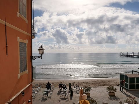 Cloud, Water, Sky, Daytime, Window, Building, Horizon, Wood, Cumulus
