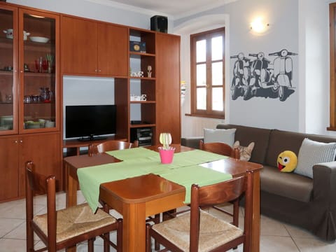 Table, Furniture, Property, Couch, Wood, Interior Design, Lighting, Floor, Building, Flooring