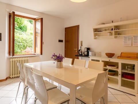 Sky, Mountain, Daytime, Building, Plant, Natural Landscape, House, Vegetation, Highland, Tree