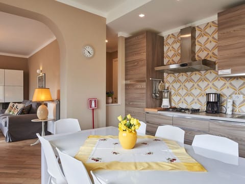 Table, Furniture, Property, Flower, Couch, Plant, Chair, Interior Design, Lamp, Lighting