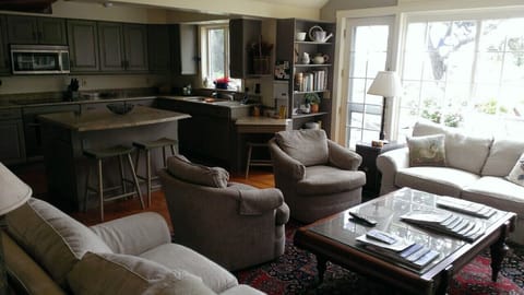 Open floor plan - living room / kitchen