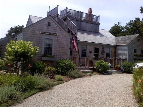 The houFront of house - circular drivewayse from the front.