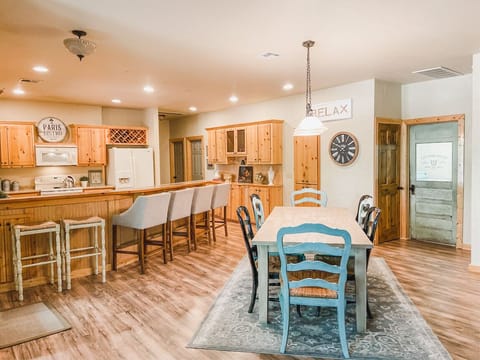 Plenty of seating with table for 8 and 6 counter stools at eat in bar.