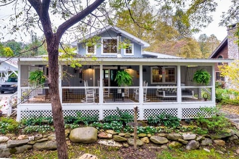 We introduce to you Creekside Quarters!