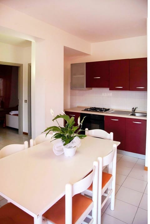 Room, Property, Furniture, Interior Design, Kitchen, Building, Countertop, Floor, House, Cabinetry