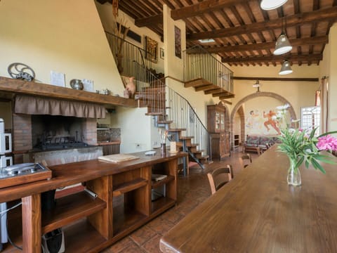 Furniture, Table, Building, Plant, Wood, Flower, Interior Design, Beam, Floor, Living Room