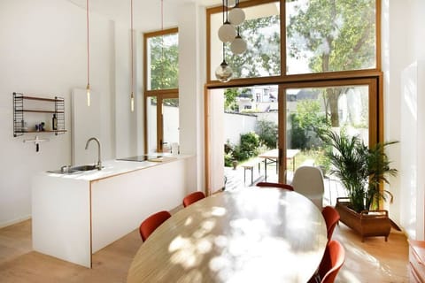 Overview on the kitchen, dining area, the terrace and the garden