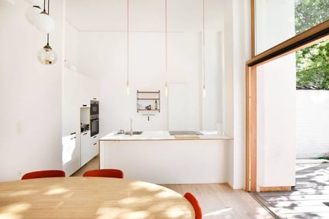 Vi
ew of the Kitchen