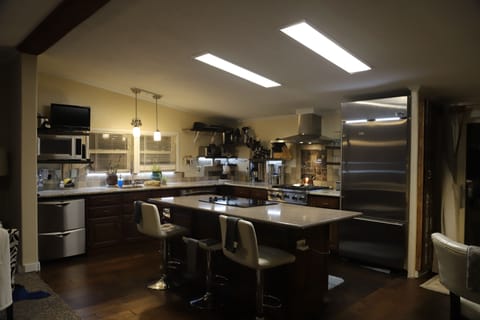 Kitchen with 4Thermidor gas burners and 5 electric burners