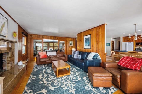 Upper Level TV + Fireplace