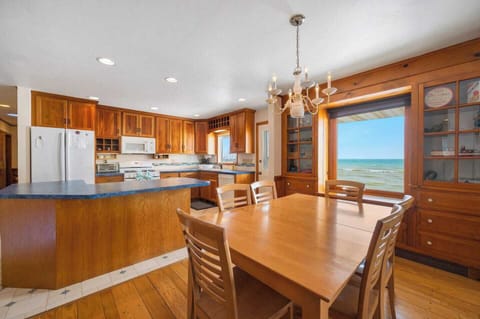 Large Kitchen + Dining table