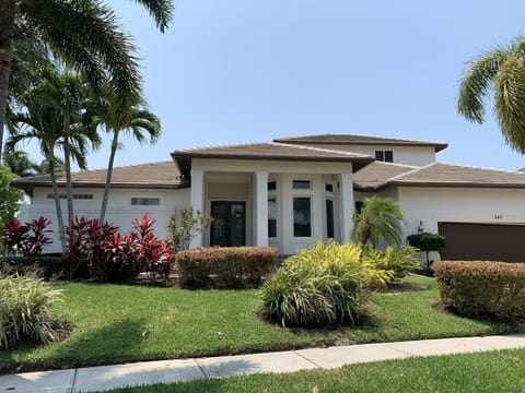Beautiful, spacious and well-maintained
