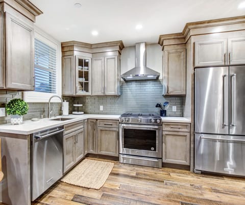 Gourmet Kitchen/Brand New Commercial Appliances