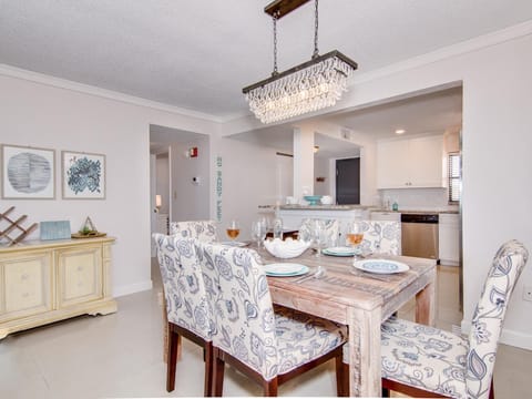 Harbourlight Towers 307 - Room for 6 people to Eat at Dining Table