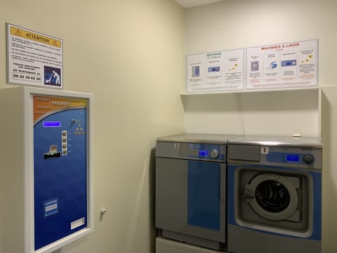 Buanderie commune à l'immeuble