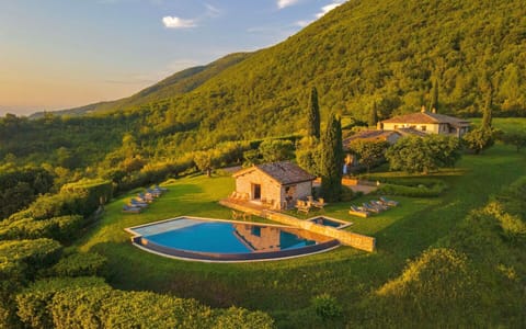 VILLA AMANTA - Nine Bedroom Villa, Sleeps 16 Villa in Umbria
