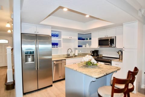 Fully renovated modern kitchen with all the accessories needed 
