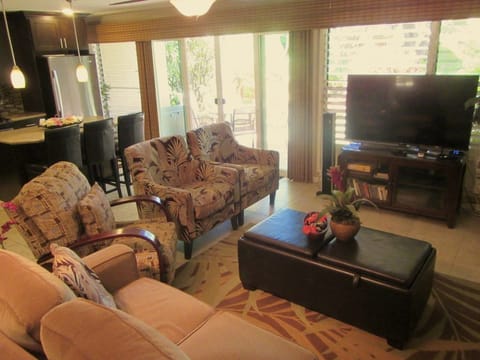 Contemporary Hawaiian decor in the living room.