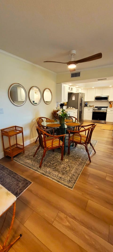 Casual dining for 4-6 people. An All New Custom Kitchen for your meal prep needs