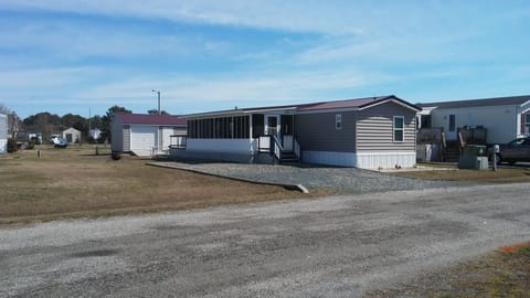 Plenty private parking** * PLEASE NO PARKING/DRIVING on this field area***
