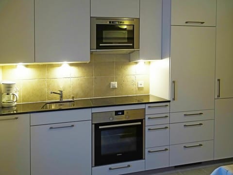 Countertop, Cabinetry, Kitchen, Room, Property, Furniture, Home Appliance, Kitchen Appliance, Major Appliance, Interior Design