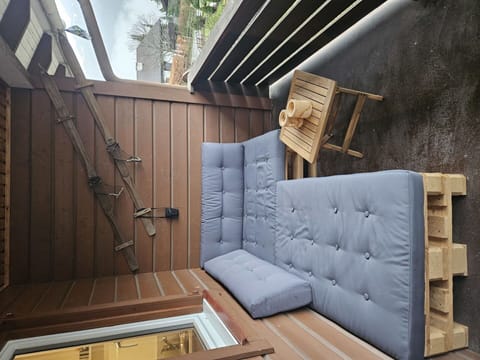 Plant, Building, Property, Sky, Window, Cloud, Tree, House, Land Lot, Shade