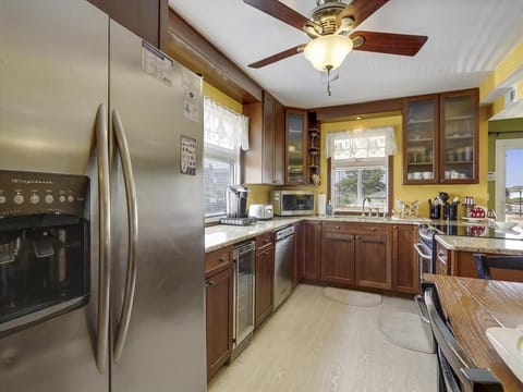 Kitchen Upgraded w/Stainless Steel Appliances