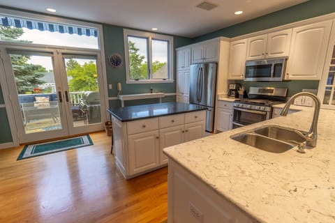 Main Level | Kitchen | Island Seating