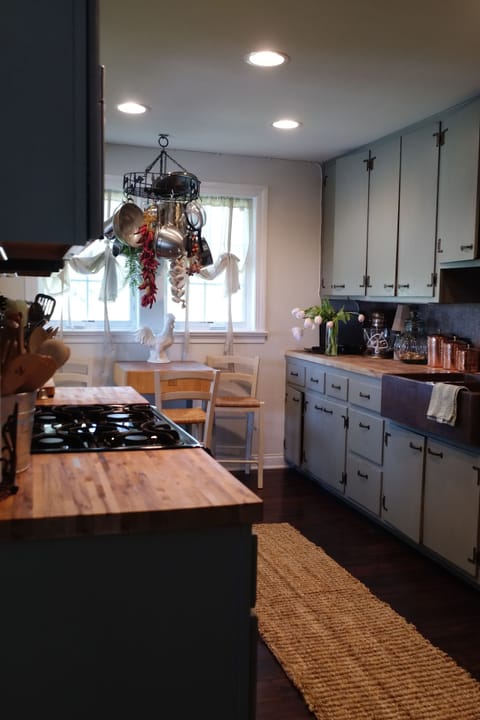 Fully equipped kitchen.