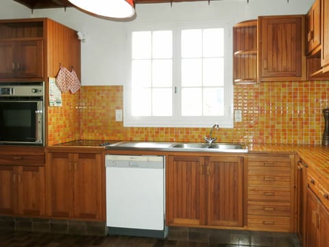 Countertop, Cabinetry, Kitchen, Furniture, Room, Property, Hardwood, Interior Design, Building, Sink