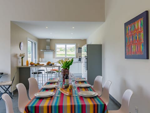 Table, Furniture, Chair, Plant, Interior Design, Building, Floor, Tablecloth, Flooring