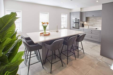 Lemonade Arch, Whitby - Host & Stay