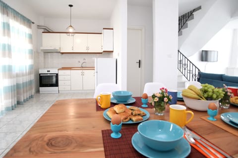 Full equipped kitchen in a single space with living room