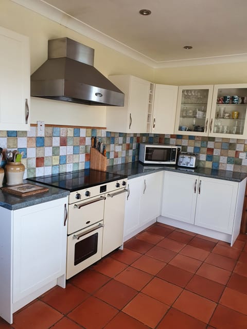 Well equipped kitchen with range cooker