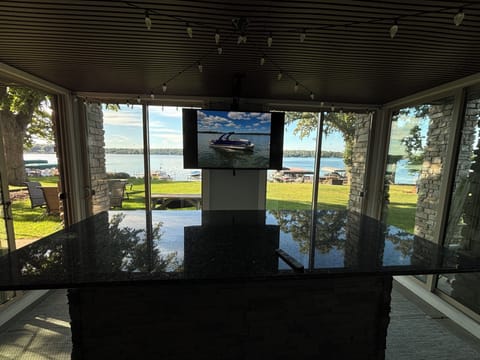 Four seasons room with lake view, bar that seats 10, and TV
