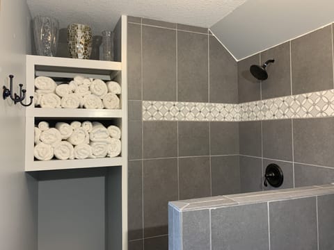 Magnolia Room En-Suite Bathroom Shower.