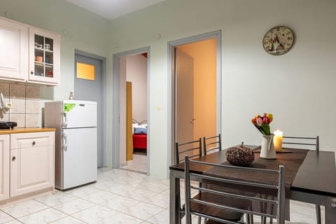 Open Kitchen and Dining Space – Bright interior combining cooking and dining comfort.