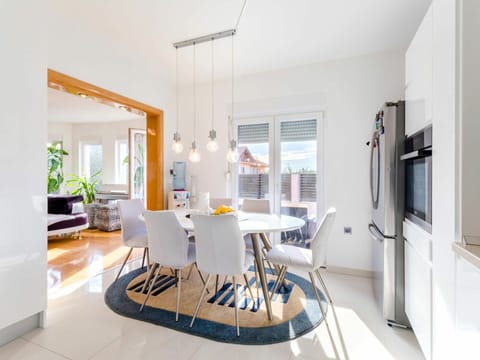 Property, Room, Interior Design, Furniture, Living Room, Building, House, Real Estate, Ceiling, Dining Room