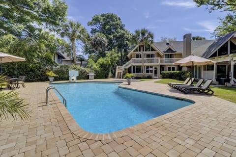 51 Haul Away | Massive Pool Deck with lounge chairs & umbrellas - 51 Haul Away | Massive Pool Deck with lounge chairs & umbrellas