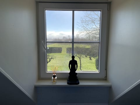 Tuin en boomgaard vanuit badkamer
Boven