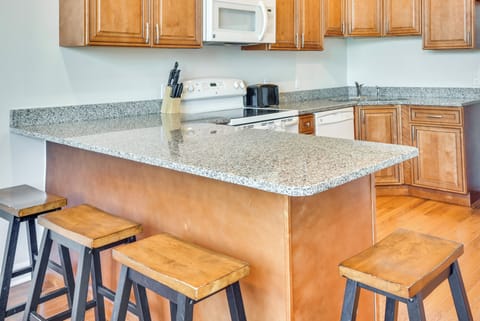 Dining Area | Dishware & Flatware Provided