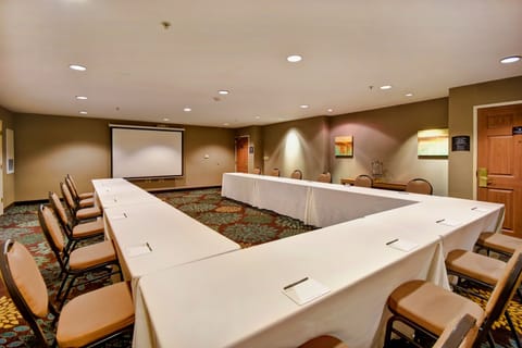 Wisconsin Room in U-shape setup — flexible configuration for team meetings