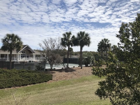 Corner unit with plenty of light and green space.
