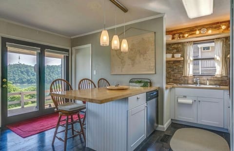 Kitchen - dishwasher & breakfast bar 